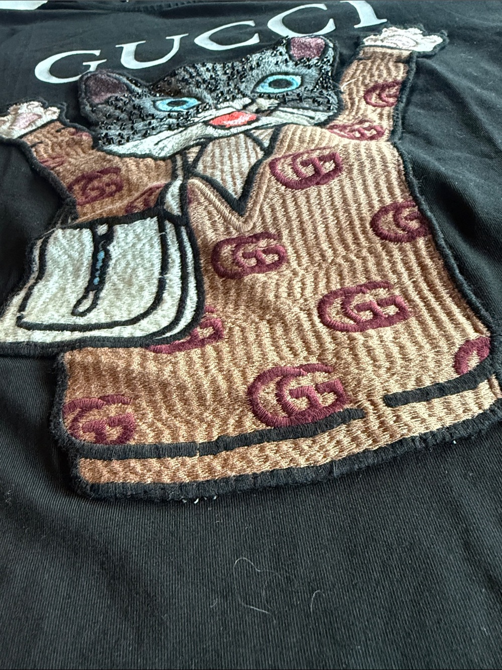 Black Short-Sleeve Tee with Embroidered Cat Patch Streetwear Style